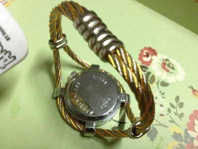 廠家直銷金銀雙色鋼絲手鐲表 品質(zhì)與時(shí)尚的完美結(jié)合